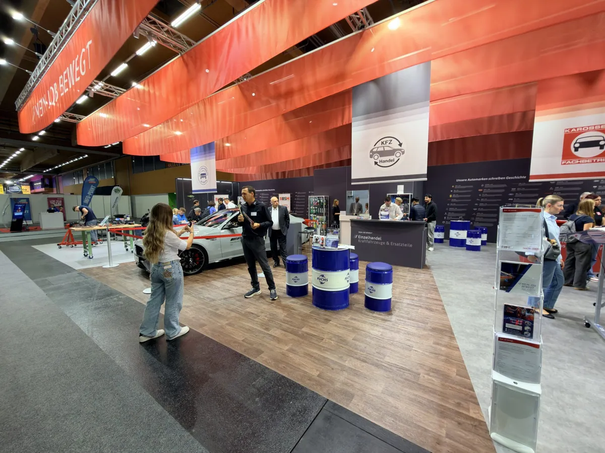 Messestand des Fahrzeughandels auf der Jugend & Beruf 2026 in Wels